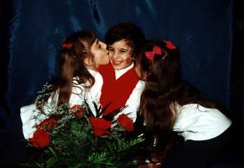 kiss.jpg (9679 bytes)